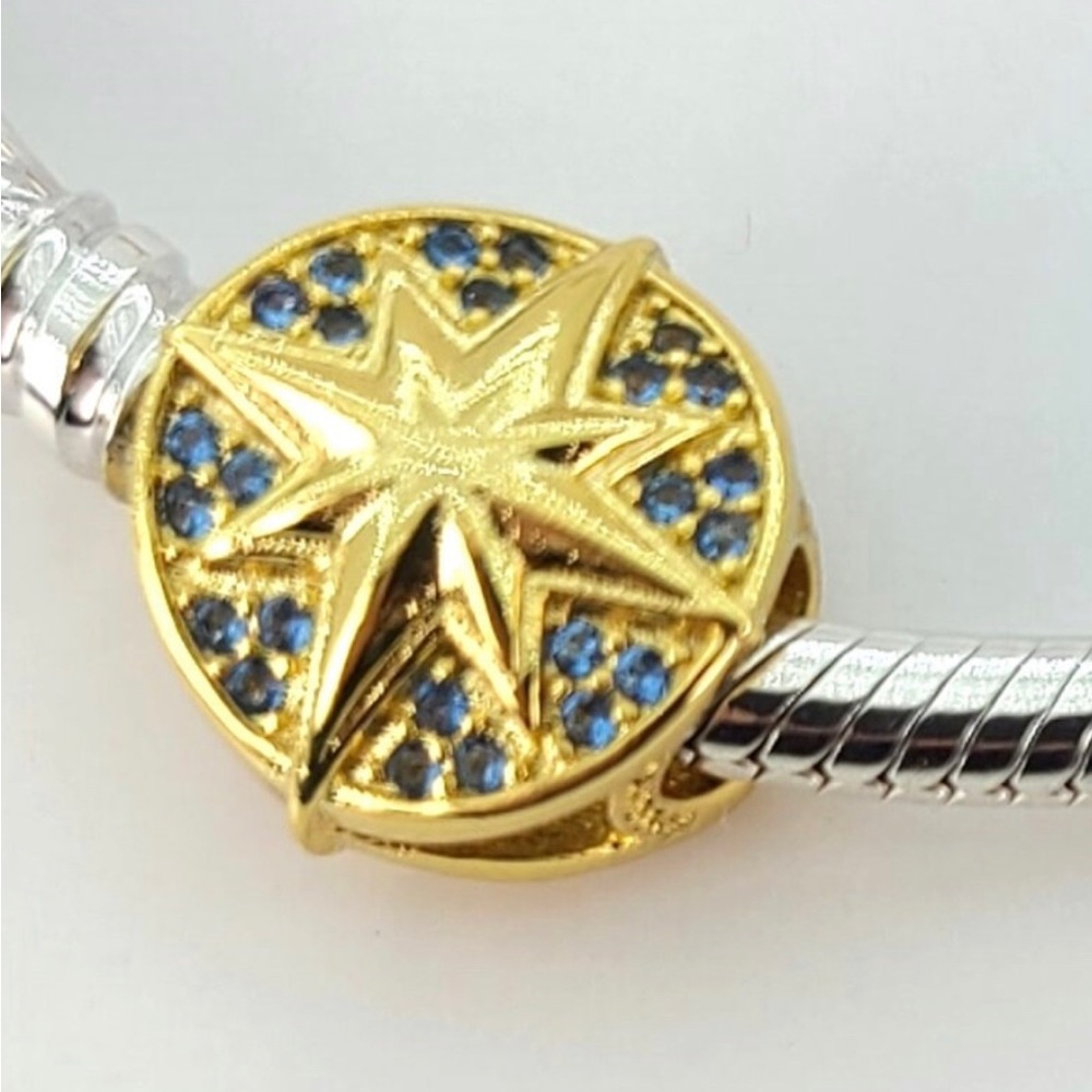 Captan Marvel Insignia Charm